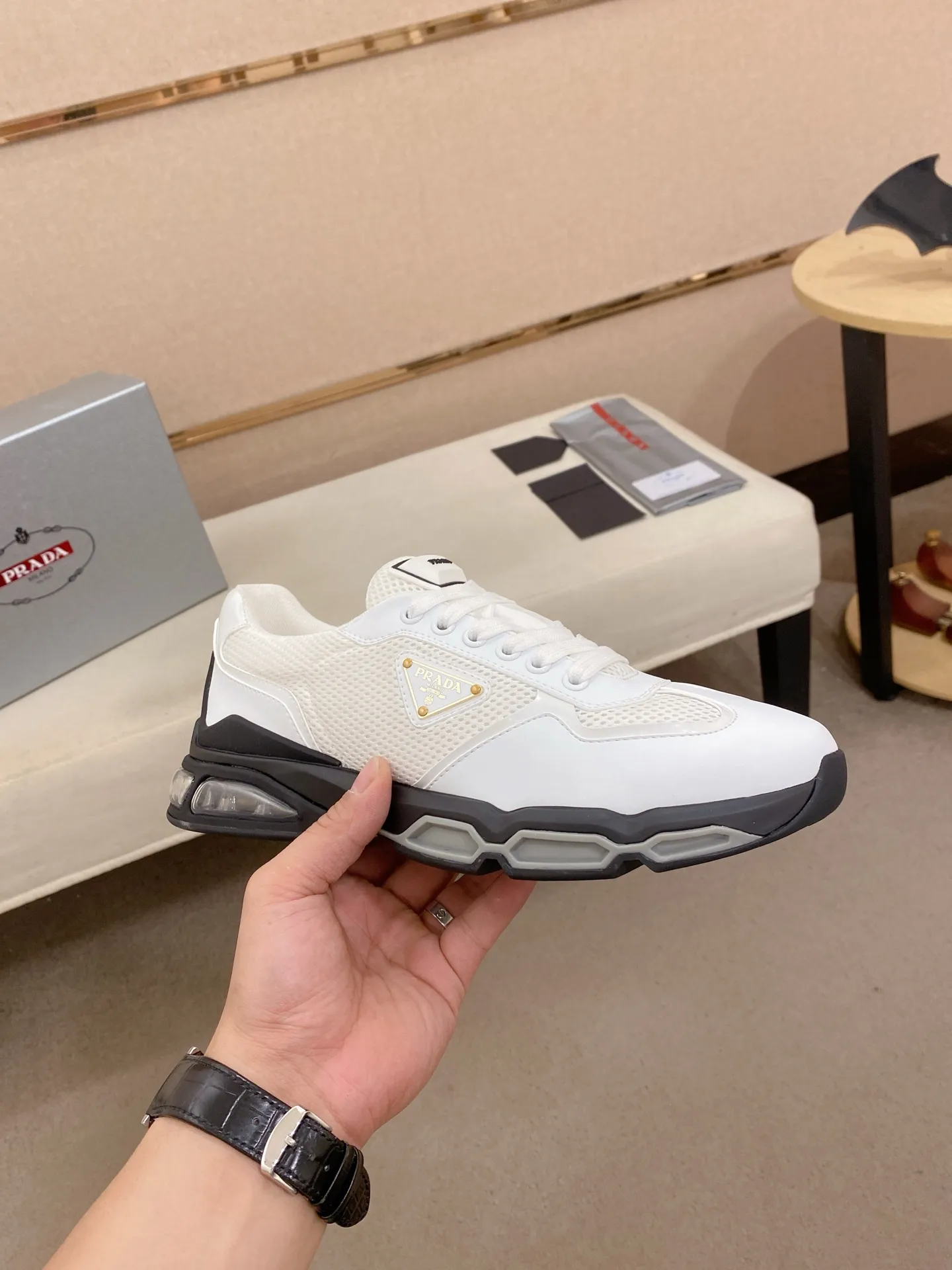 Factory price 660💰 ✔️✔️✔️High version High-quality new PRADA (Prada) counters are on the market at the same time, new men's shoes, 😘fabrics imported first-layer cowhide and mesh fabrics, purely handmade. Lining: Full cowhide lining. 👍🏿 High-end ☄️ air-cushion molded anti-slip rubber outsole, exquisite lines, simple and elegant, comfortable and high-end for leisure travel. Code number: 38 to 45
